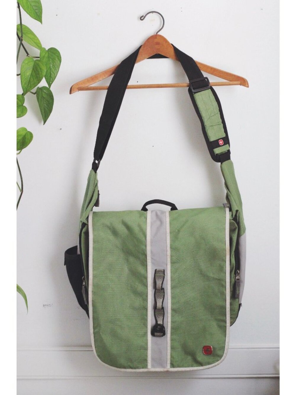 Wenger Green & Gray Messenger Bag With Adjustable Strap Multiple Pockets & Swiss